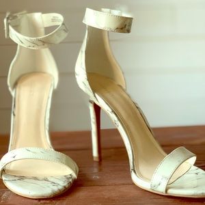 Modern white and gray marble high heel
